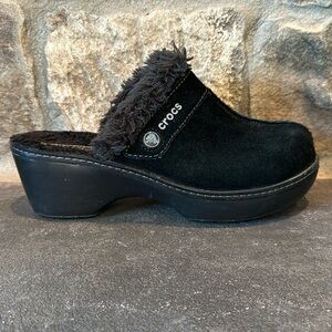 Suede Black Crocs 8 Mules Clogs with 2” heel and soft faux fur inside